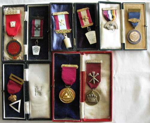 FREE MASON COLLECTION: 9X MEDALS, 5X APRONS, 4X COLLARS, SWORD AND