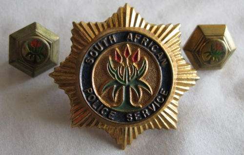 SAP SERVICE CAP BADGE WITH 2 X W/O RANK BADGES.  LUGS INTACT