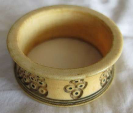 VINTAGE IVORY NAPKIN RING.  DIAMETER 56MM WEIGHT 19,1G