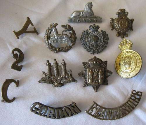 SELECTION OF BRITISH COLLAR BADGES, TITLES & NUMERALS - 12 IN TOTAL - LUGS INTACT