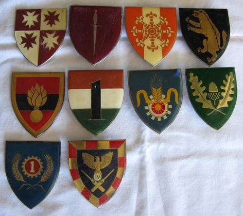 SELECTION OF 10 METAL FLASHES SOLD TOGETHER 10 PINS MISSING - THE REST INTACT