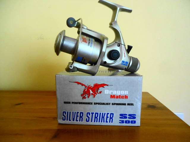 DRAGON MATCH SS 300 SILVER STRIKER FISHING REEL AS PER THE PHOTOGRAPH.