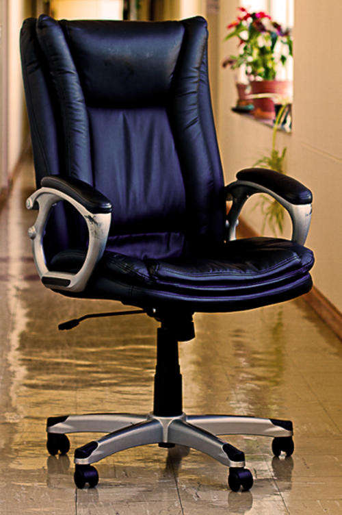 LUXURY HIGHBACK OFFICE ARMCHAIR TOO LARGE FOR CURRENT OFFICE