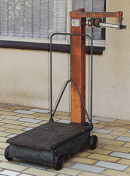 SCALE USED BY FARMERS FOR WEIGHING GRAIN AND FEED WITH WEIGHTS