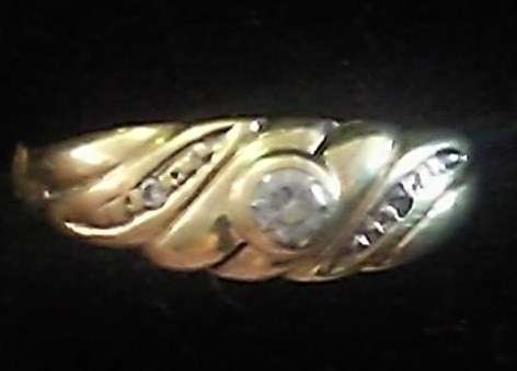 100 % SOLID 9CT LADIES RING - NO RESERVE!