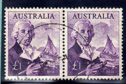 AUSTRALIA 1963 DEFINITIVE 1 POUND V.F.U. PAIR. SG 359. CAT 32 POUNDS.