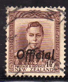 NEW ZEALAND 1938-51 OFFICIAL 1 1/2d PURPLE BROWN V.F.U. SG O 138. CAT 20 POUNDS.