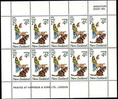 NEW ZEALAND 1974 HEALTH. MINI SHEET U.M.M. SG 1057. CAT 17 POUNDS.
