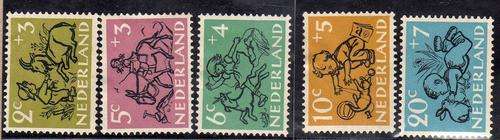 NETHERLANDS 1952 "CHILD WELFARE" SET OF 5 HEAVILY MOUNTED MINT. SG 758-762. CAT 20 POUNDS.