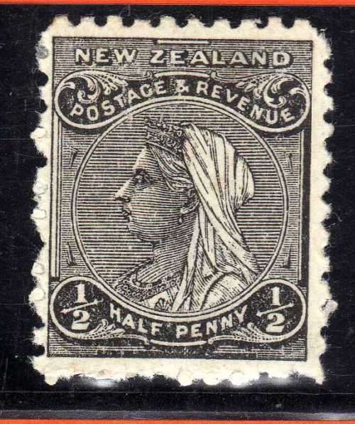 NEW ZEALAND 1895 DEFIN 1/2d PERF 11 LIGHTLY MOUNTED MINT. SG 236. CAT 9,50 POUNDS.