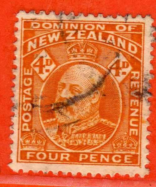 NEW ZEALAND 1909 DEFIN 4d YELLOW PERF 14 x 14,5 VERY FINE USED. SG 390a. CAT 9,50 POUNDS.