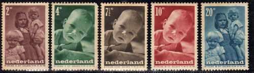 NETHERLANDS 1947 CHILD WELFARE SET OF 5 MM WITH GUM TONING. SG 661-665. CAT 7,50 POUNDS.