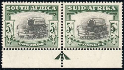 SOUTH AFRICA 1947-54 DEFIN 5/- BLACK AND DEEP YELLOW GREEN BOTTOM ARROW PAIR LMM. SACC 121a.