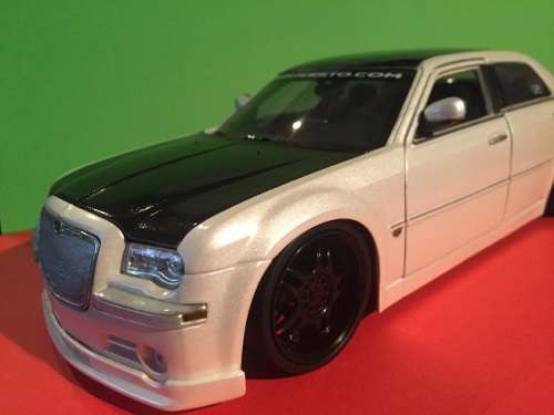 Chrysler 300C Hemi 1/18 die cast model
