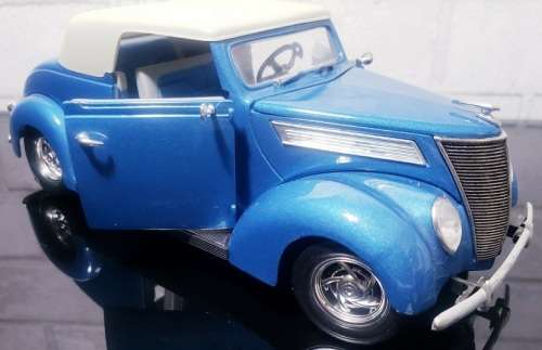 1937 Ford Convertible BOXED 1/18 die cast model