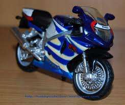 Suzuki GSX R 750 1/18 die cast model