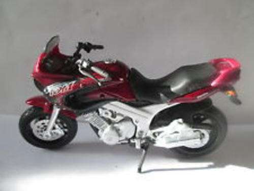Yamaha TDM850 1/18 die cast model.