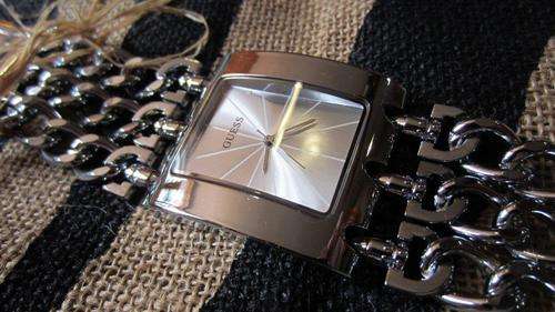 LADIES GUESS FASHION WATCH