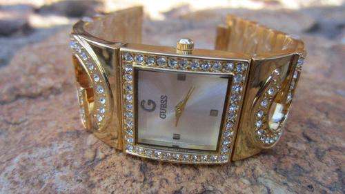 GUESS LADIES WATCH - GOLD SQUARE DIAMOND FACE BANGLE!! LATEST ARRIVAL!!!