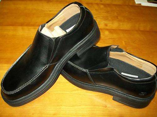 BRAND NEW SKECHERS - SIZE SA/UK 11