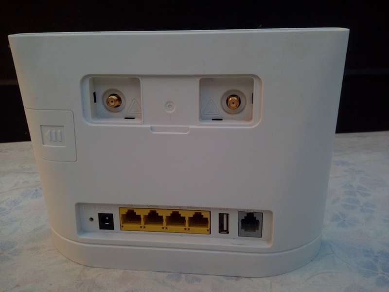 Hauwei 4G Router with Sim Slot and Antennas