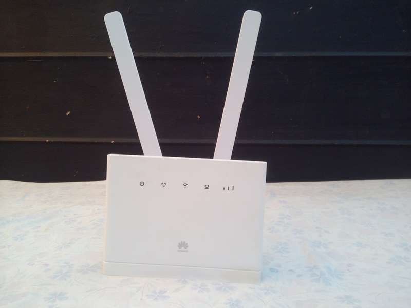 Hauwei 4G Router with Sim Slot and Antennas