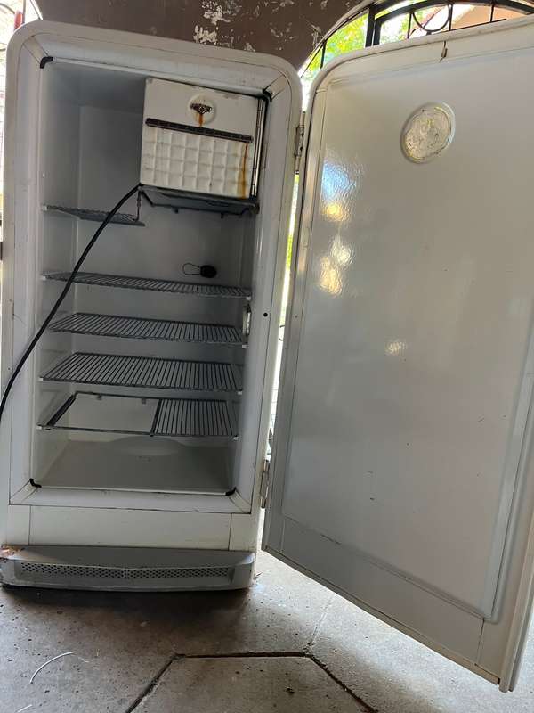 WORKING! VERY VINTAGE FRIGIDARE FRIGE. A very rare find. Buyer to collect.