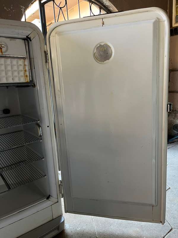 WORKING! VERY VINTAGE FRIGIDARE FRIGE. A very rare find. Buyer to collect.