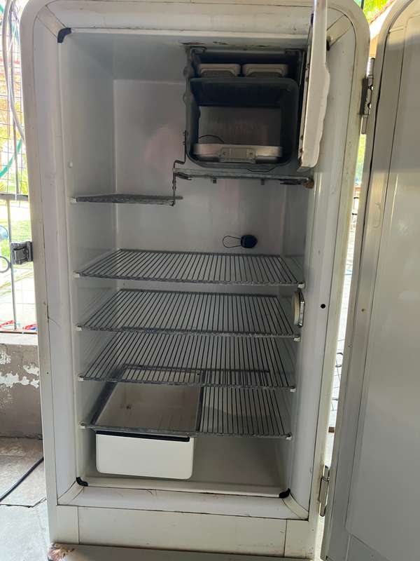 WORKING! VERY VINTAGE FRIGIDARE FRIGE. A very rare find. Buyer to collect.