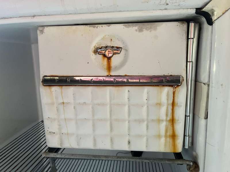 WORKING! VERY VINTAGE FRIGIDARE FRIGE. A very rare find. Buyer to collect.