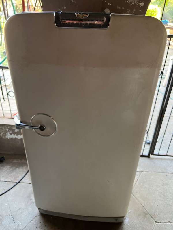 WORKING! VERY VINTAGE FRIGIDARE FRIGE. A very rare find. Buyer to collect.