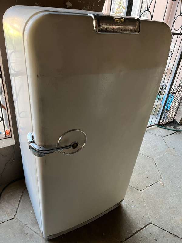 WORKING! VERY VINTAGE FRIGIDARE FRIGE. A very rare find. Buyer to collect.