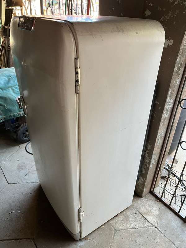 WORKING! VERY VINTAGE FRIGIDARE FRIGE. A very rare find. Buyer to collect.