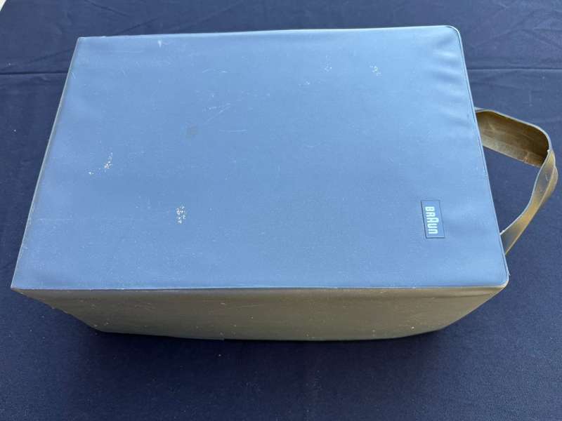 BRAUN Slide Projector. As good as new condition. Tested and Working
