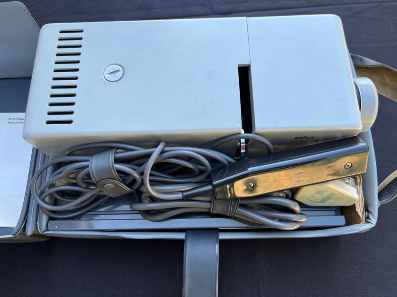 BRAUN Slide Projector. As good as new condition. Tested and Working