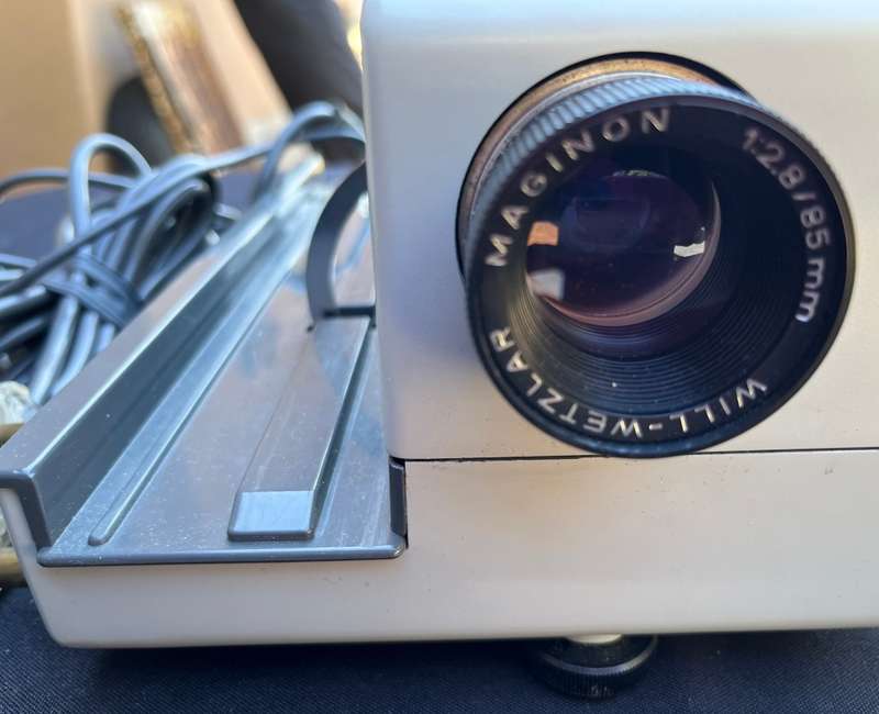 BRAUN Slide Projector. As good as new condition. Tested and Working