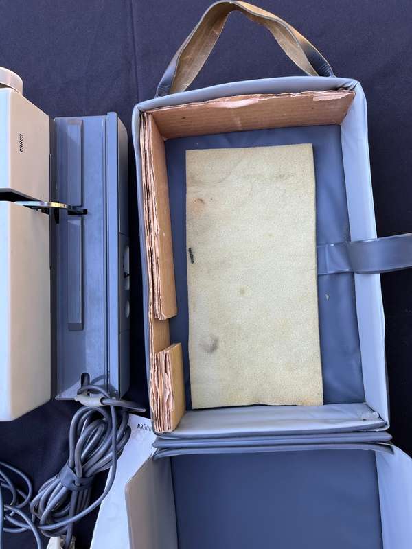 BRAUN Slide Projector. As good as new condition. Tested and Working