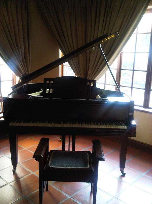 BEAUTIFUL GEBR. ZIMMERMANN BABY GRAND PIANO