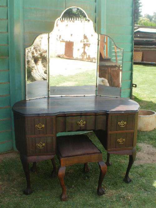 &&&& clerance &&&&LOVELY BALL & CLAW IMBUIA KIDNEY SHAPE DRESSING TABLE WITH STOOL