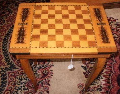 A LOVELY VINTAGE MUSICAL CHESS TABLE (E)