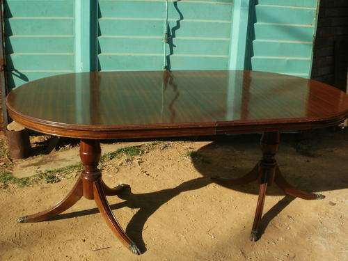 STUNNING MAHOGONY  TWO PEDESTAL EXTENDIBLE DININGROOM TABLE