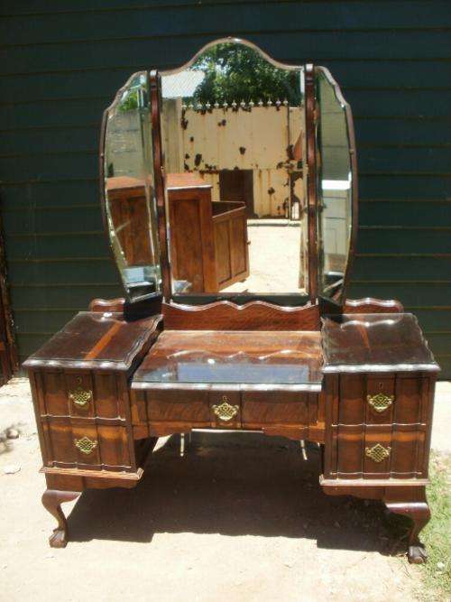 **SPECIAL***STUNNING IMBUIA BALL & CLAW DRESSING TABLE