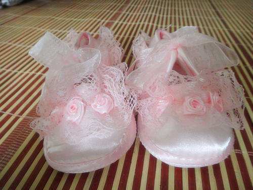 Beautiful pink lace baby shoes 0-3 months