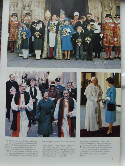 Book `The Queen &her family`  SC