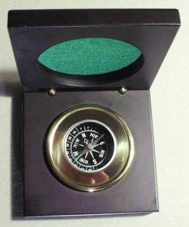 Compass magnetic in nice box.