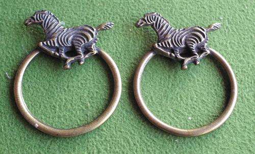 2x zebra serviette holders.