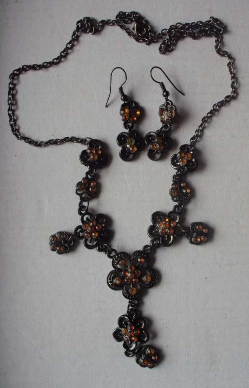 Fashion Jewellery - Necklace + Earrings - Unused