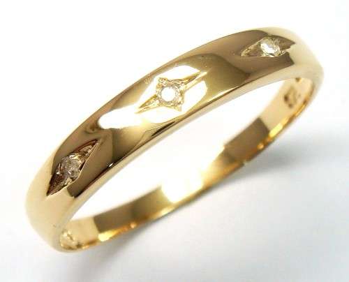 STUNNING 9CT SOLID YELLOW GOLD 3 DIAMOND RING (INVEST NOW IN GOLD)