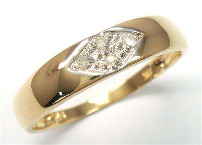 STUNNING 9CT SOLID YELLOW GOLD 4 DIAMOND RING (INVEST NOW IN GOLD)