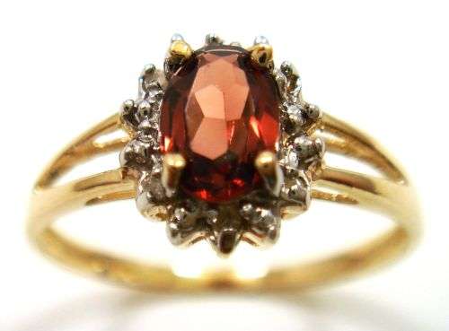 STUNNING 9CT SOLID YELLOW GOLD GARNET AND DIAMOND RING Reserved for Preanaidoo(INVEST NOW IN GOLD)